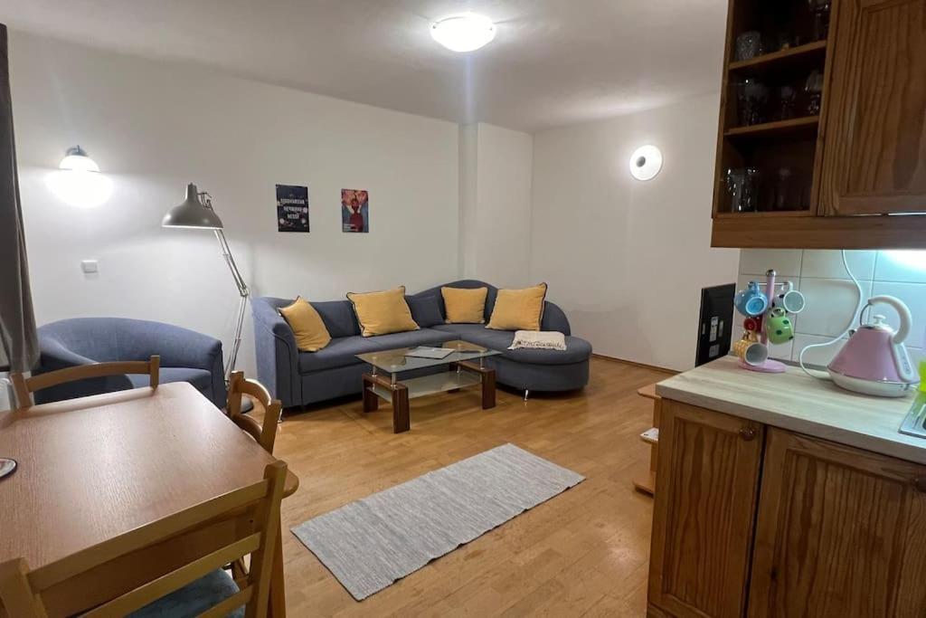 Livi - No Party Apartment